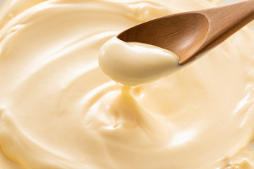 マヨネーズと木製スプーン