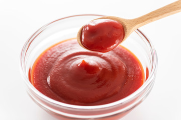 トマトケチャップと木製スプーン