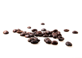 Obraz premium Roasted Coffee Beans Over White Background