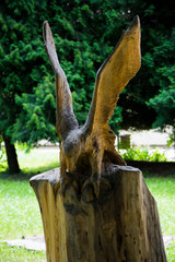 Drewniana rzeźba orła w parku © Heroc