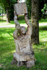 Drewniana rzeźba w parku - obrazy, fototapety, plakaty