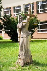 Drewniana rzeźba w parku sprawiedliwość
