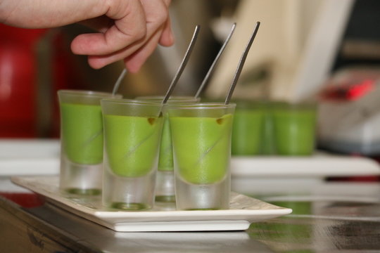Pr&eacute;paration de verrines pour une cuisine gastronomique