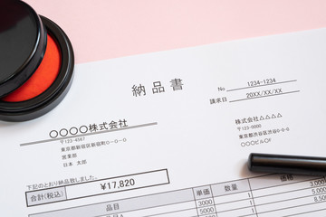 納品書　取引　ビジネスシーン