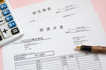 請求書　取引　ビジネスシーン