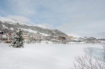 St. Moritz, St. Moritzersee, Dorf, mondän, Oberengadin, Corviglia, Alpen, Graubünden, Winter, Wintersport, Schweiz