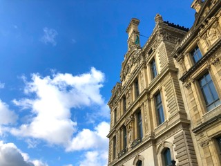 Fototapeta na wymiar Facciatata ovest del Louvre con cielo azzurro, Parigi, Francia