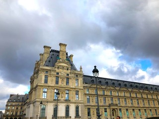 Fototapeta na wymiar Louvre con nuvole, Parigi, Francia