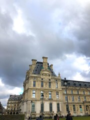 Fototapeta na wymiar Vista di un'ala del Louvre, Parigi, Francia