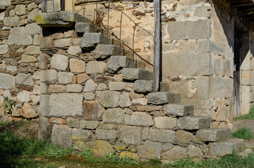 Escaleras de piedra en casa antigua rural en el Municipio de Ri&oacute;s, Ourense. Galicia, Espa&ntilde;a.