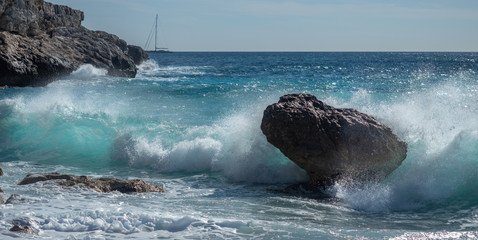 dia de viento en la costa de palma de mallorca a la entrada del puerto en playa de piedras © sergio
