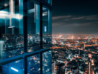 Glasfenster mit leuchtender, überfüllter Stadt