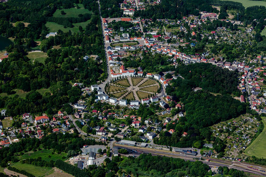 Putbus, Insel Ruegen, Circus mit Obelisk, Mecklenburg-Vorpommern, Deutschland, Luftaufnahme