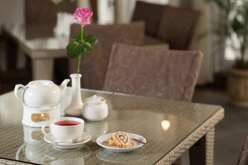 A cup of red tea and cake on the table at the restaurant