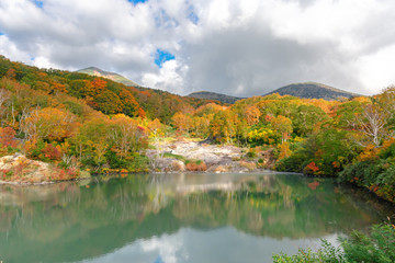 【青森県八甲田山中】酸ヶ湯温泉から徒歩5分の地獄沼は爆裂火口に温泉水の溜まった荒涼とした沼