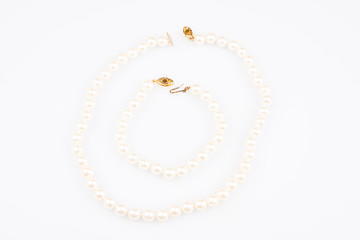 bracelet and necklace white pearls jewelry precious elegant