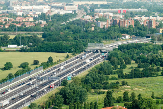 Paesaggio pianura padana con autostrada