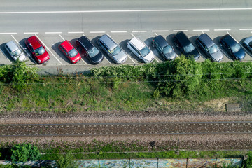 Automobili vicino a ferrovia
