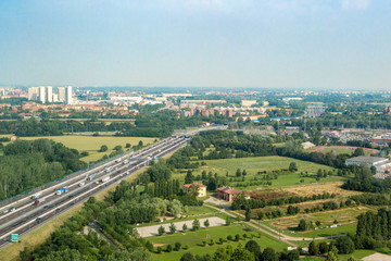 Paesaggio pianura padana con autostrada