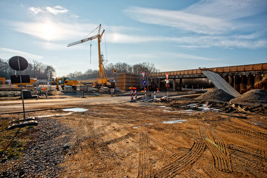 baukran beim br&uuml;ckenbau