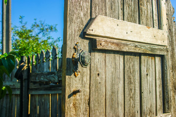 Деревянная дверь