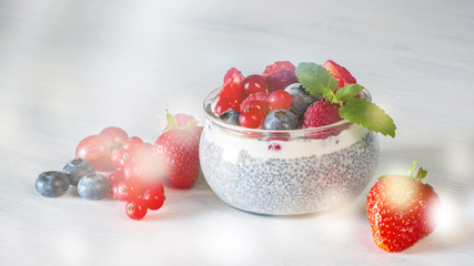 Gesundes Frühstück-Chia Samen Pudding mit frischen Beeren