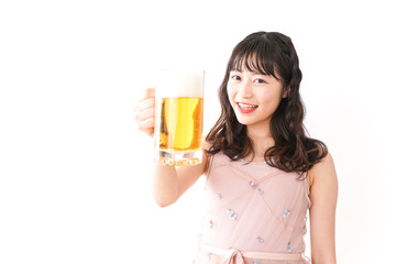 グラスを持ちビールを飲む若い女性 © maroke
