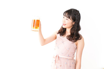 グラスを持ちビールを飲む若い女性
