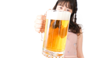 グラスを持ちビールを飲む若い女性