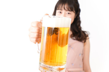 グラスを持ちビールを飲む若い女性