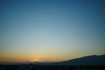 Obraz premium dramatic sunset sky in the city skyline