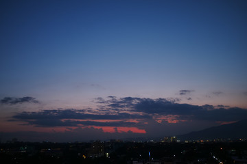 Obraz premium dramatic dusk sky above the city skyline