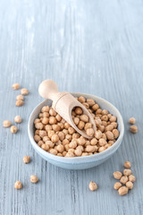 Kichererbsen in einer Schüssel auf einem hellen Holzuntergrund