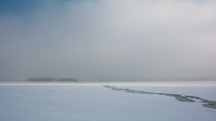zimowy klimat nad jeziorem