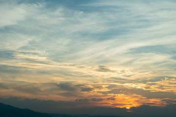 Naklejka premium sunlight through cloud on dramatic sunset sky