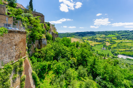 Tuffsteinsockel, auf dem Orvieto in Umbrien gebaut wurde