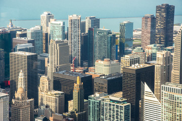 Obraz premium Chicago downtown aerial view at dusk with skyscrapers and city skyline at Michigan lakefront.