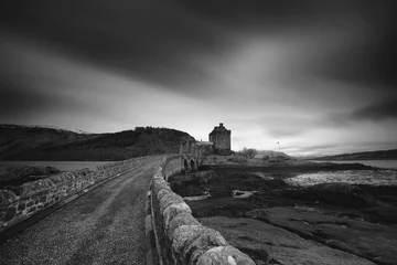 Zelfklevend Fotobehang Zwart wit Eilean Donan-kasteel aan de oever van Loch Duich, Schotland.