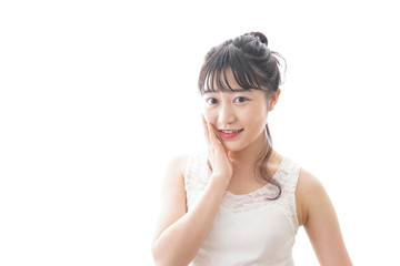 スキンケア・メイクをする若い女性