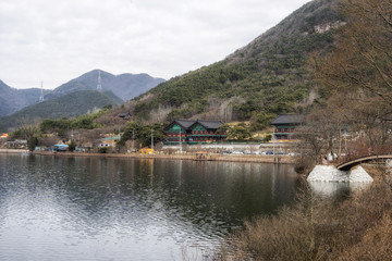 Fototapeta premium Geumpyeong Reservoir temple