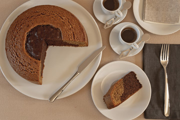 colazione italiana con torta al cioccolato e caffè con cappuccino
