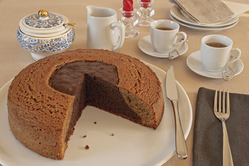 colazione italiana con torta al cioccolato e caffè con cappuccino