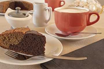 colazione italiana con torta al cioccolato e caffè con cappuccino
