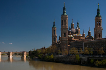 Obraz premium El Pilar und Ebro in Zaragoza