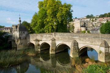 Fototapeta premium The well known ancient bridge over the River Avon with its one-time chapel and later lock-up in autumn sunshine, Bradford on Avon, Wiltshire, UK