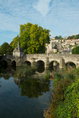 Fototapeta premium The well known ancient bridge over the River Avon with its one-time chapel and later lock-up in autumn sunshine, Bradford on Avon, Wiltshire, UK