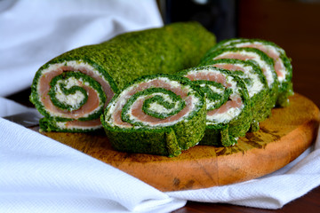 Spinatrolle mit Lachs und Frischkäse