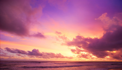 Fototapeta na wymiar sunset at beach with sky full of cloud