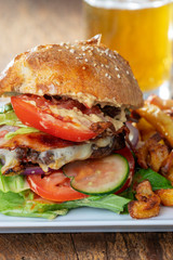 hausgemachte Hamburger mit Pommes frites