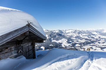 Verschneite Hütte am Berg im Winter